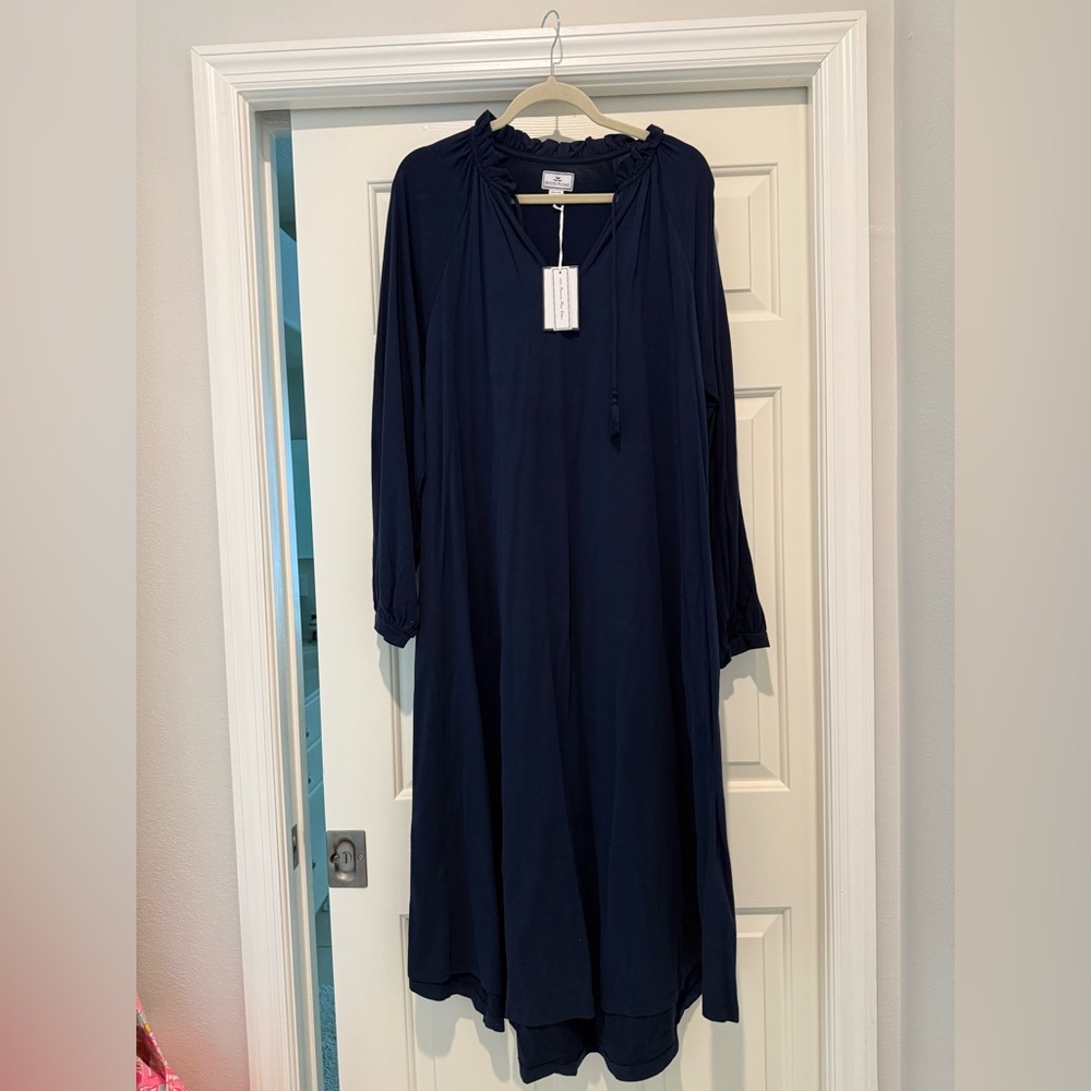Petite plume, navy nightgown